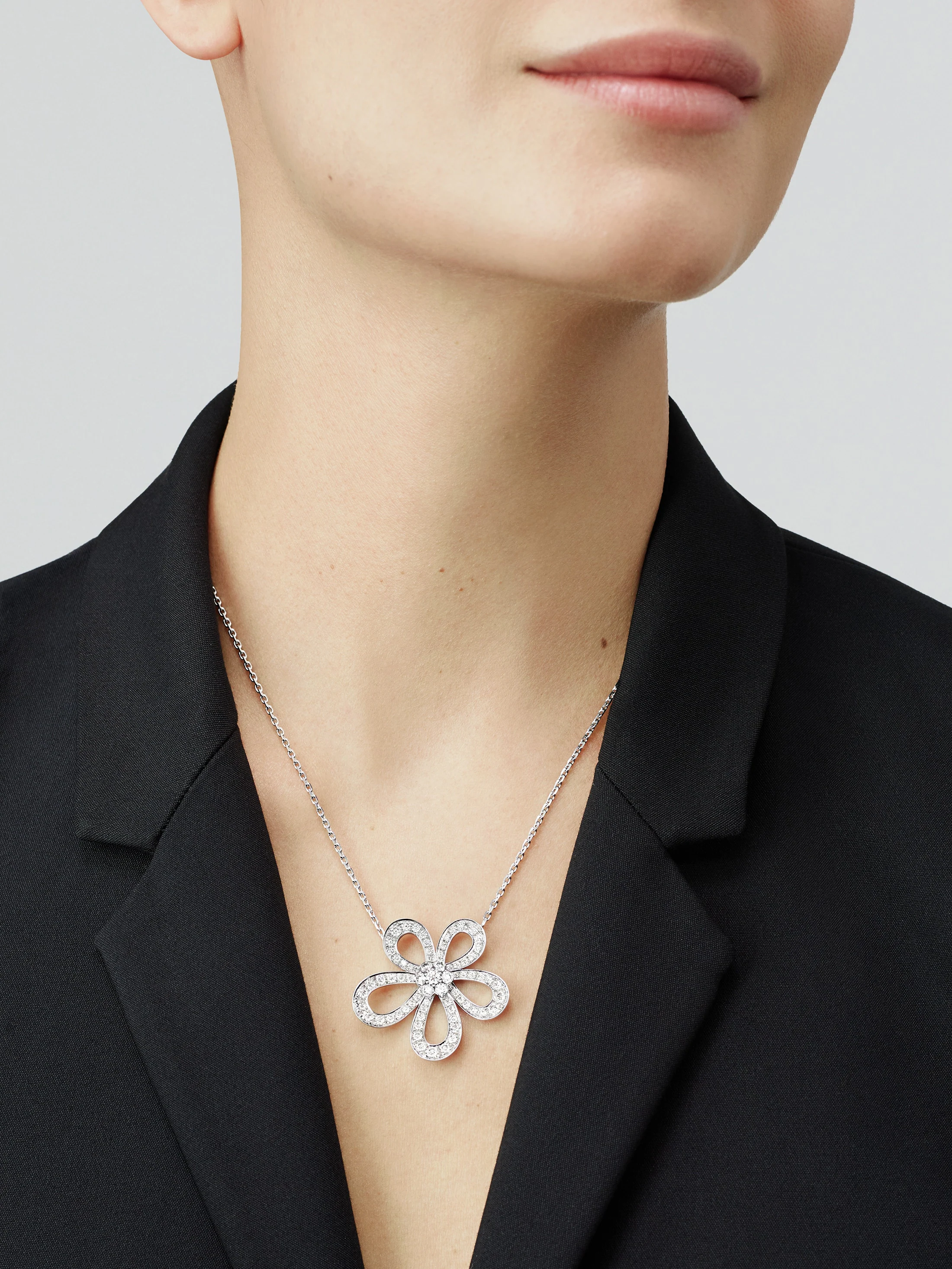 Van Cleef & Arpels Flowerlace Pendant--GaiYalun