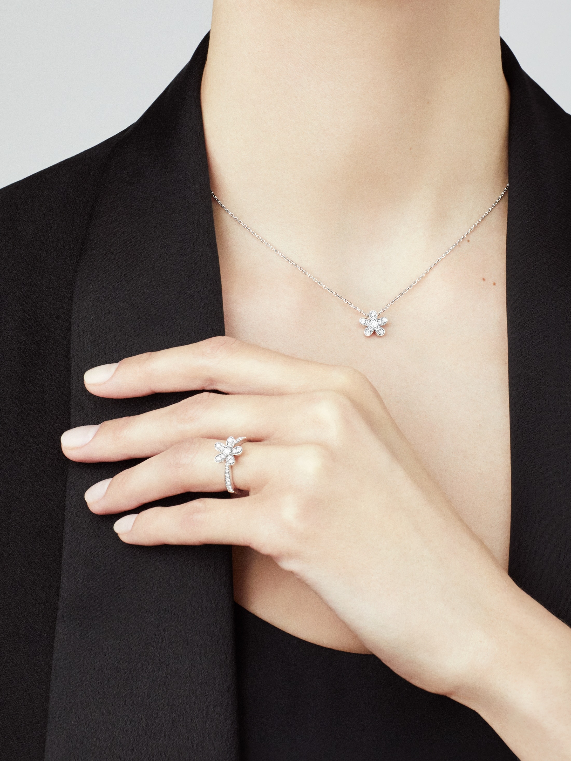 Van Cleef & Arpels Socrate ring, single flower--GaiYalun