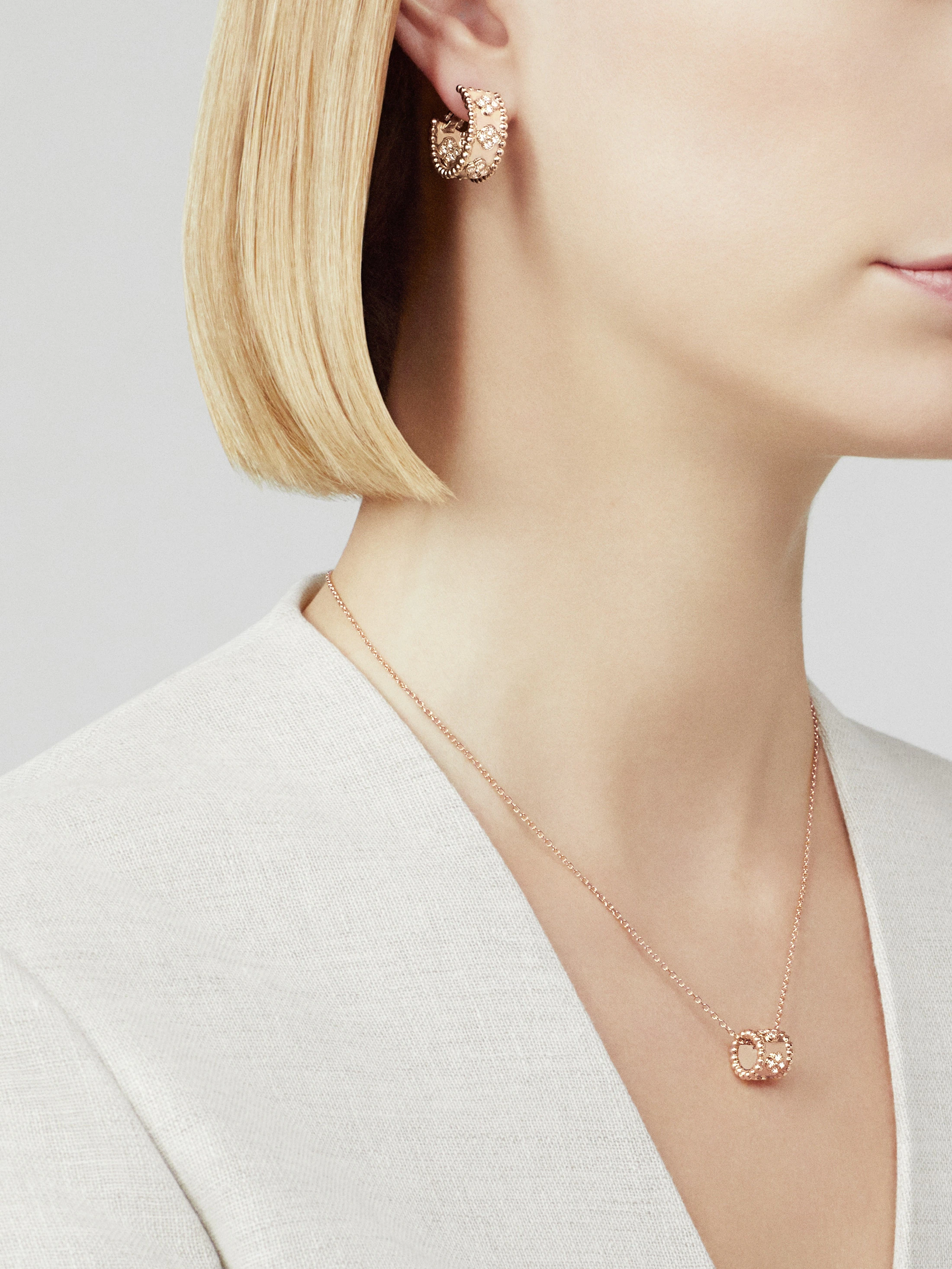 Van Cleef & Arpels Perlée clovers pendant--GaiYalun